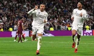 Kylian Mbapp�� celebrando un gol con su equipo