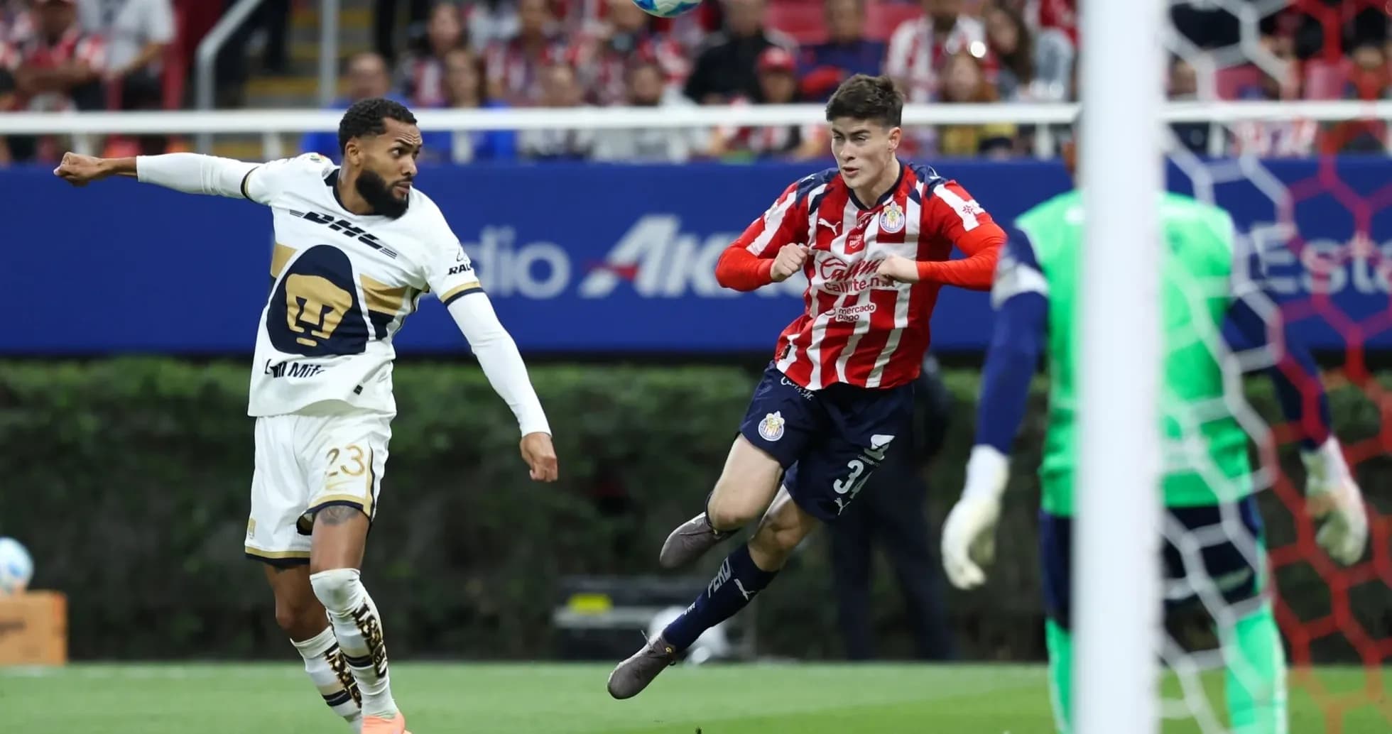 Jugador de Pumas lanzando el balón en el partido