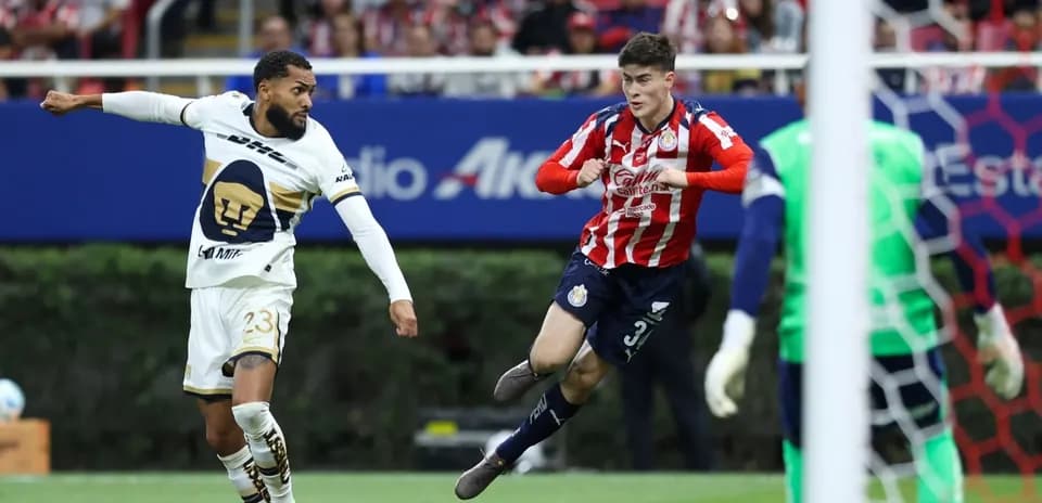 Jugador de Pumas lanzando el balón en el partido