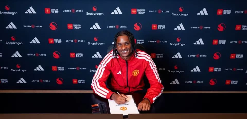 Jugador firmando contrato en conferencia de prensa