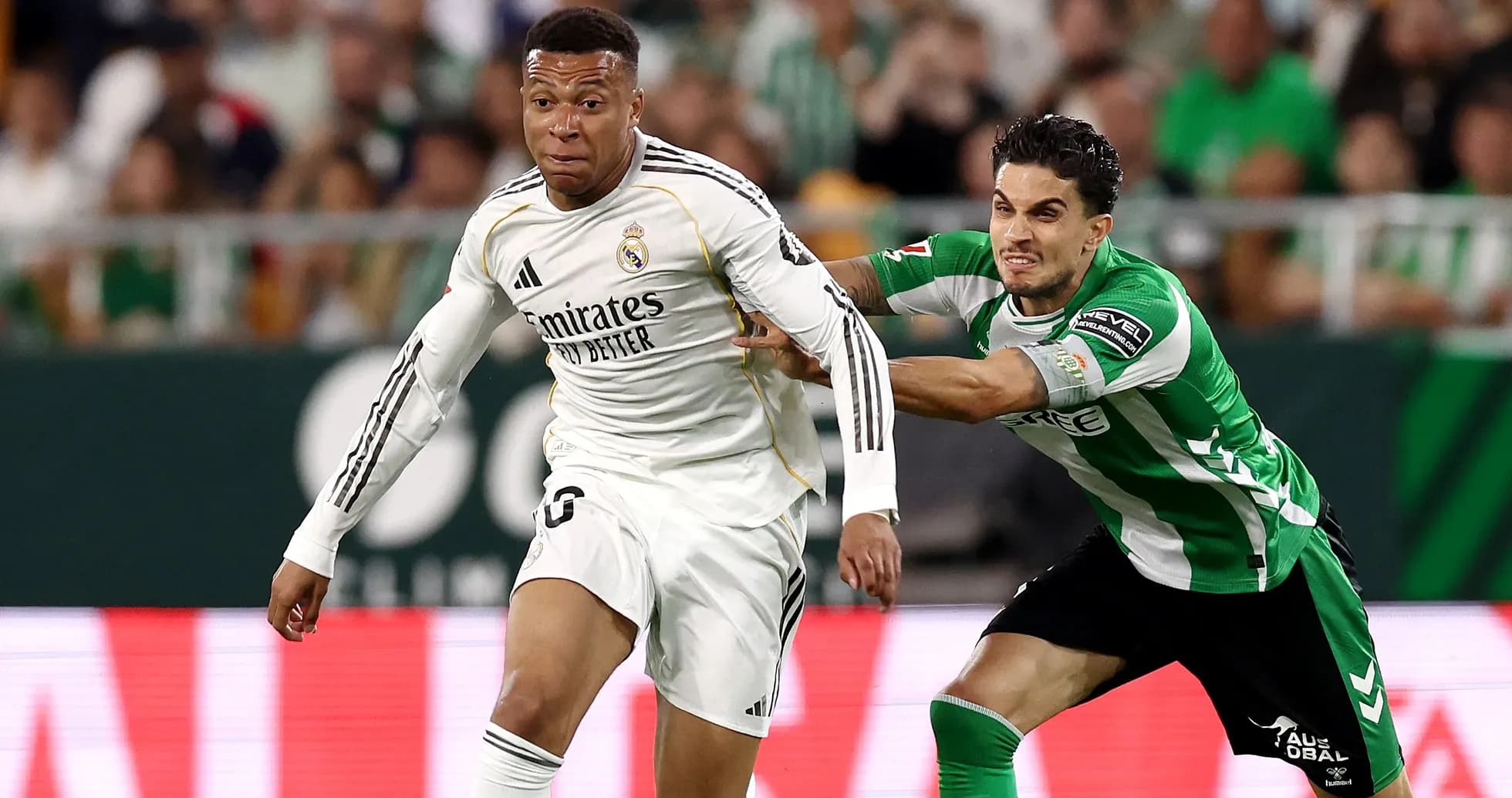 Jugador de Real Madrid siendo marcado por rival
