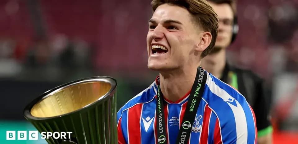 Jugador levantando trofeo tras la victoria en final