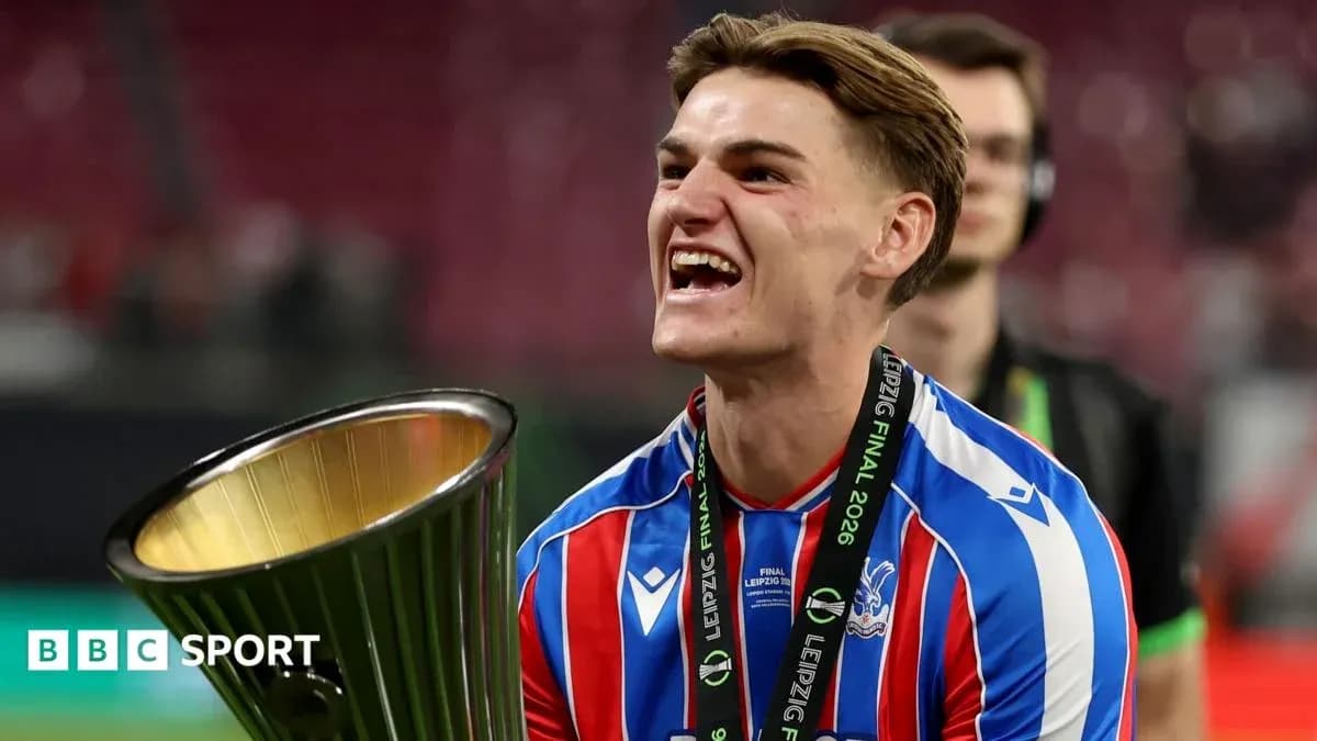 Jugador levantando trofeo tras la victoria en final