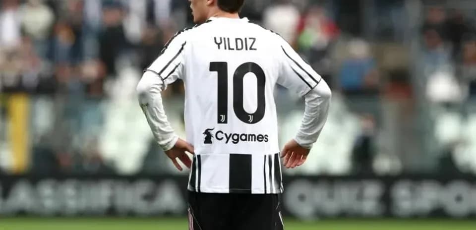 Jugador con camiseta de Juventus durante el partido