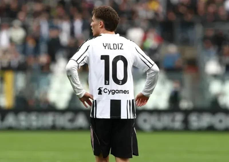 Jugador con camiseta de Juventus durante el partido