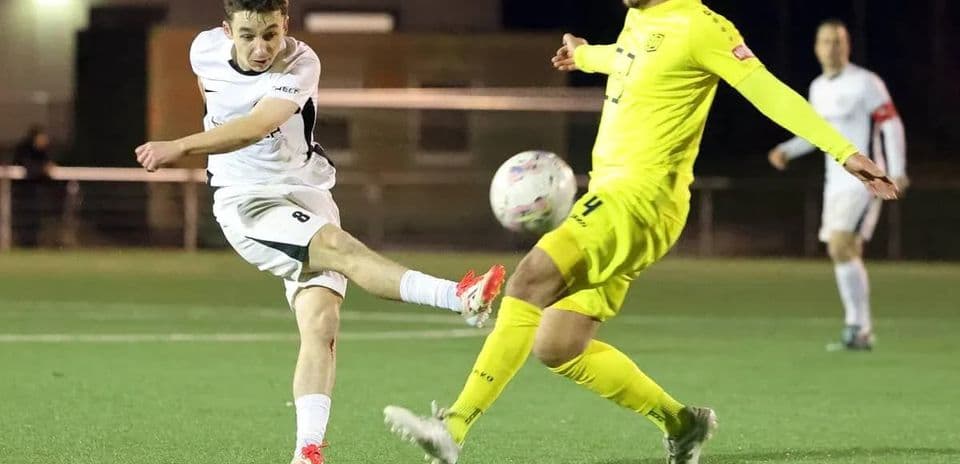 Jugador dispara a puerta en partido de fútbol
