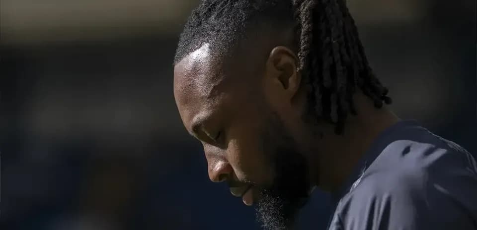 Jugador con la cabeza agachada en el campo