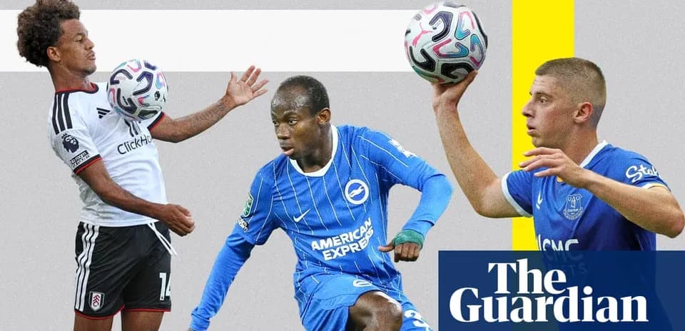 Tres jugadores de fútbol lanzando el balón