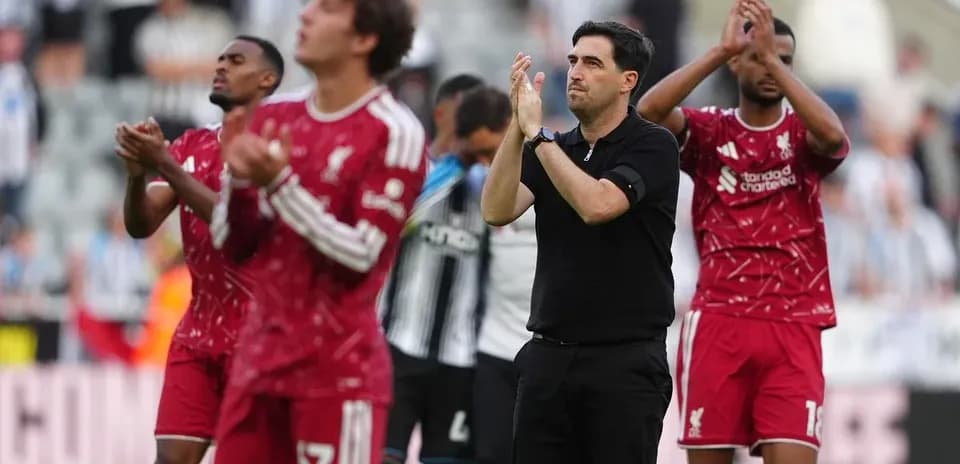 Jugadores de Liverpool aplaudiendo al final del partido