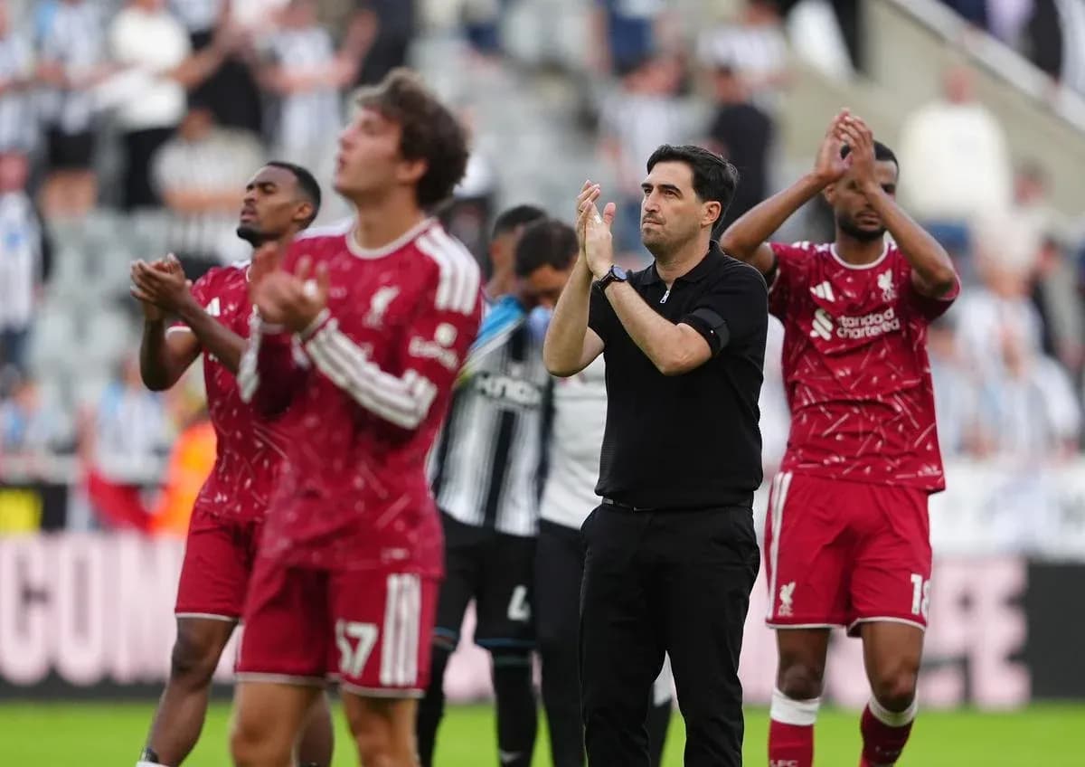 Jugadores de Liverpool aplaudiendo al final del partido