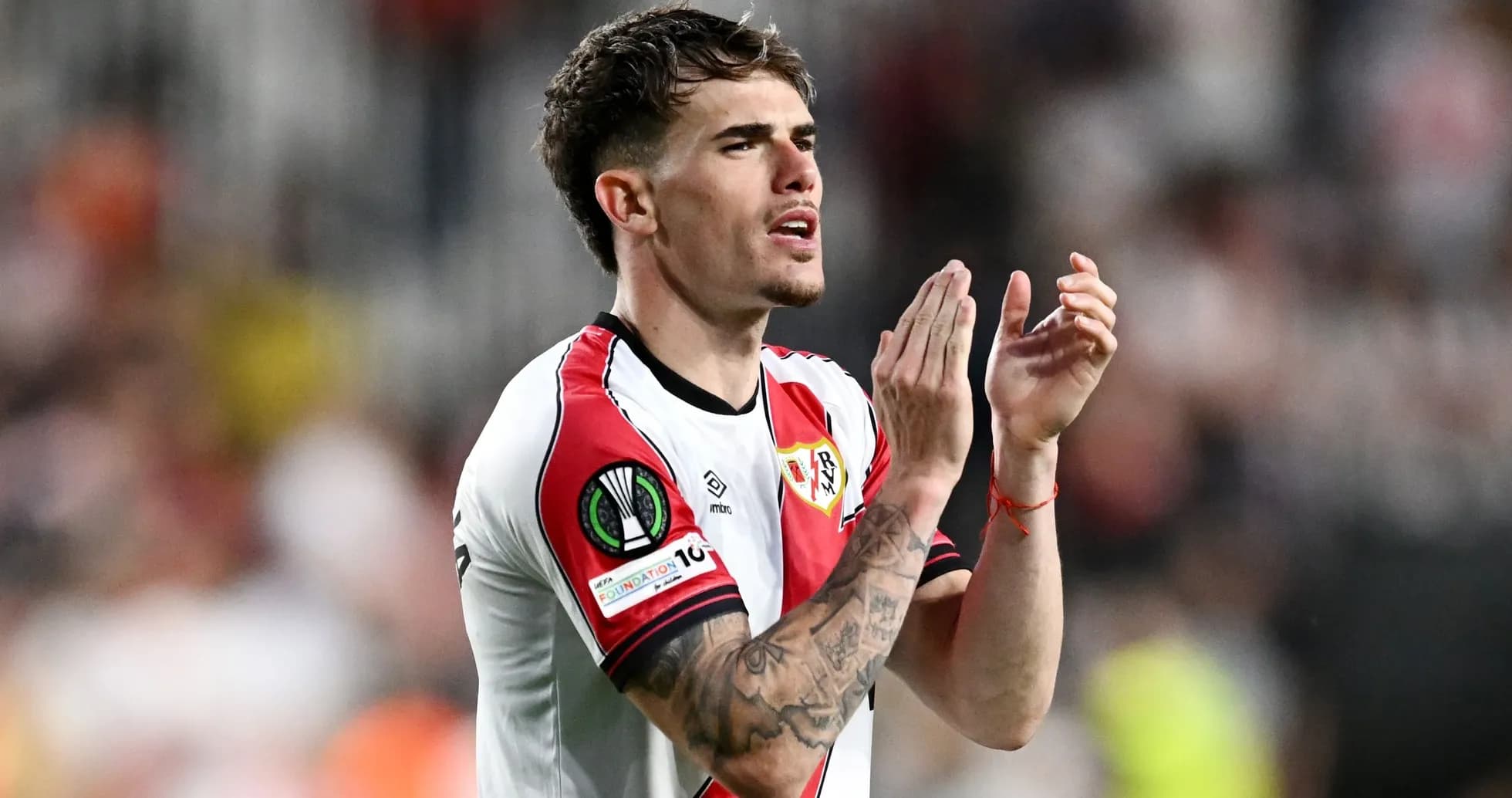 Jugador aplaudiendo en partido de fútbol