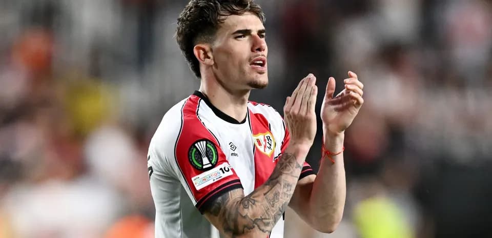 Jugador aplaudiendo en partido de fútbol