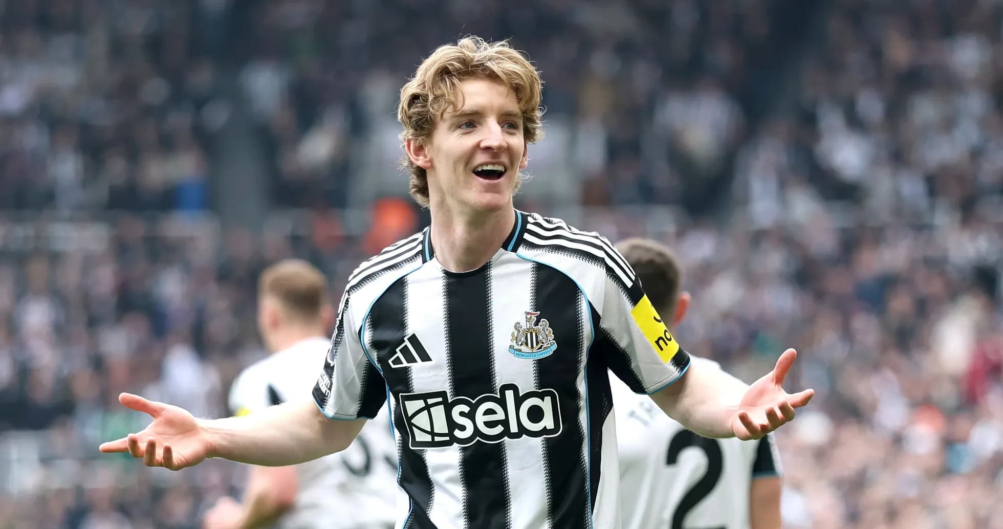 Jugador de Newcastle celebrando en el estadio
