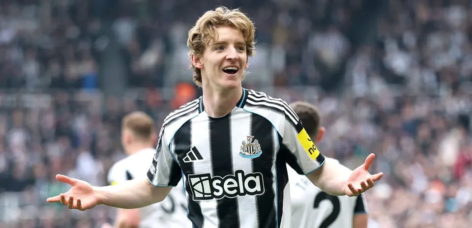 Jugador de Newcastle celebrando en el estadio