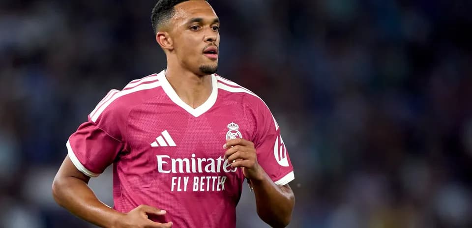Jugador de Real Madrid corriendo en camiseta rosa
