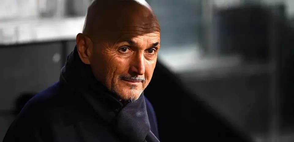 Entrenador mirando pensativo desde la zona técnica