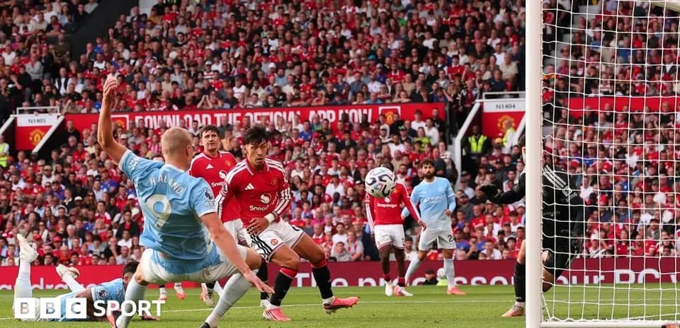 Jugador de Manchester City intenta marcar un gol