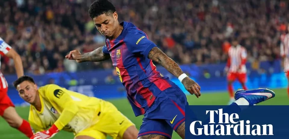 Jugador de Barcelona disparando a puerta durante el partido