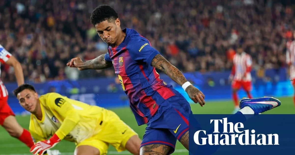 Jugador de Barcelona disparando a puerta durante el partido