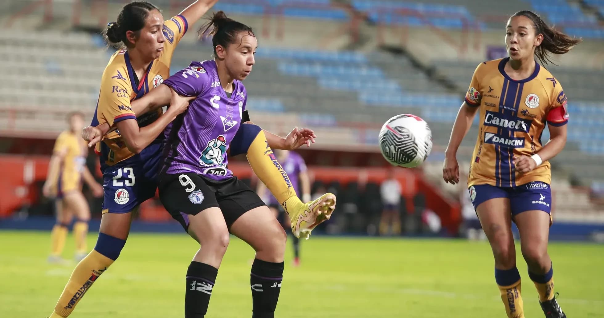 Jugadoras de Atlético San Luis y Pachuca en acción