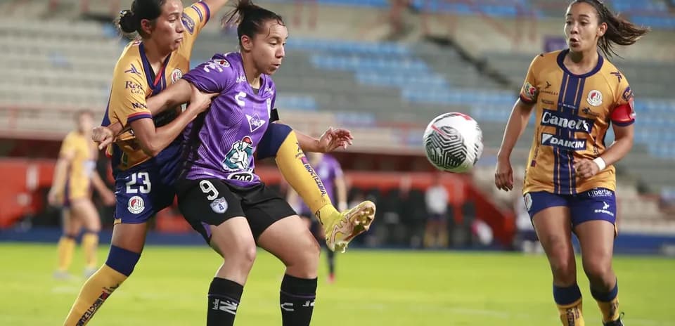 Jugadoras de Atlético San Luis y Pachuca en acción