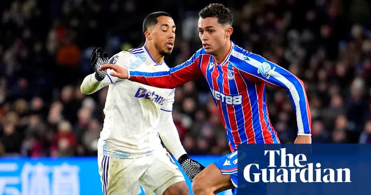 Jugadores compitiendo por el balón en un partido