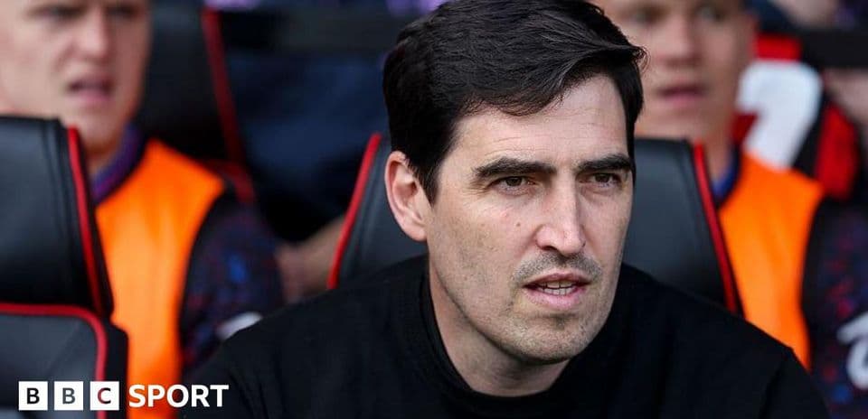 Entrenador sentado en el banquillo durante el partido