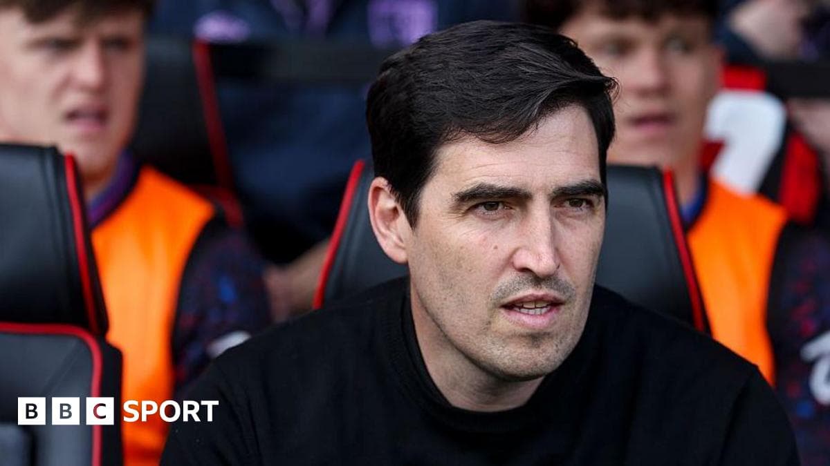 Entrenador sentado en el banquillo durante el partido