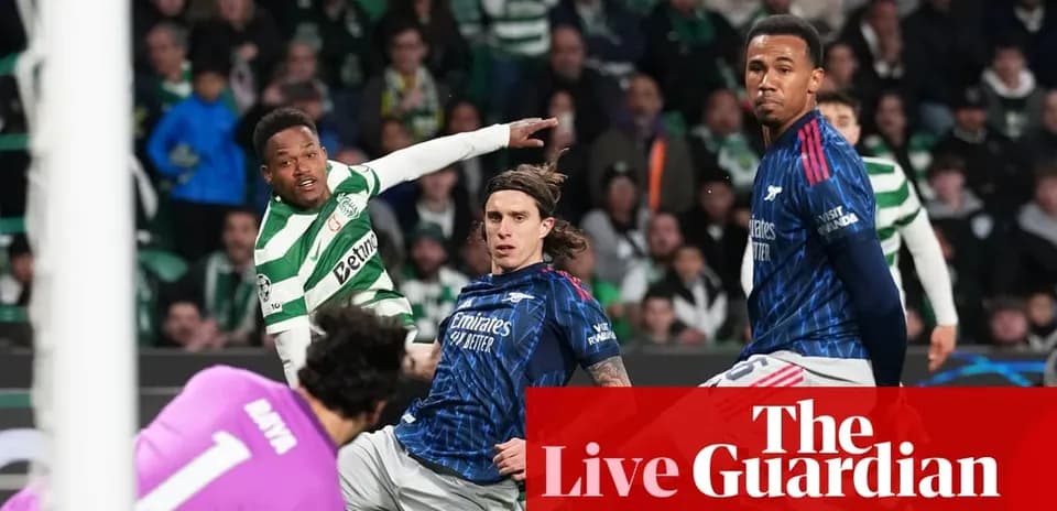 Jugadores de Celtic y Arsenal compiten por el balón