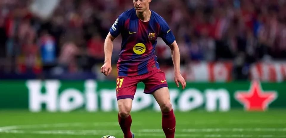 Jugador de Barcelona con balón durante partido