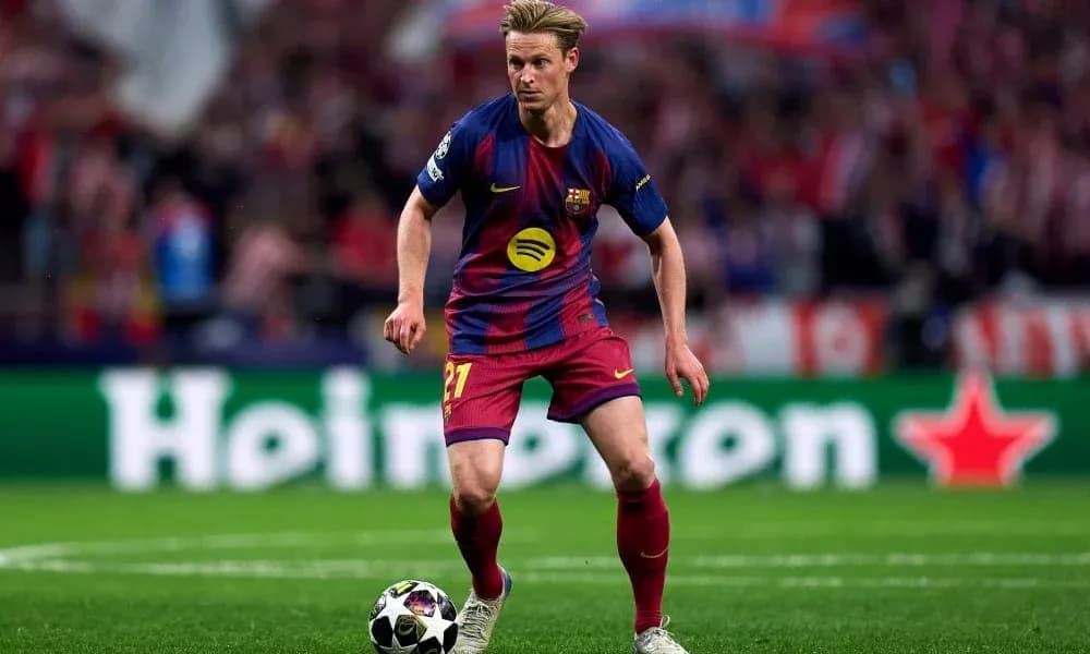 Jugador de Barcelona con balón durante partido