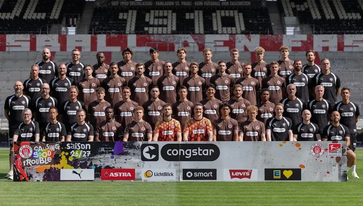 Equipo de St. Pauli posando en el estadio