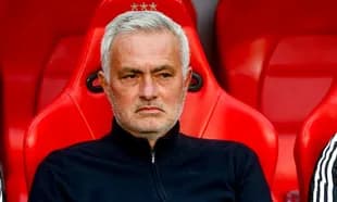 Entrenador sentado en el banquillo durante el partido