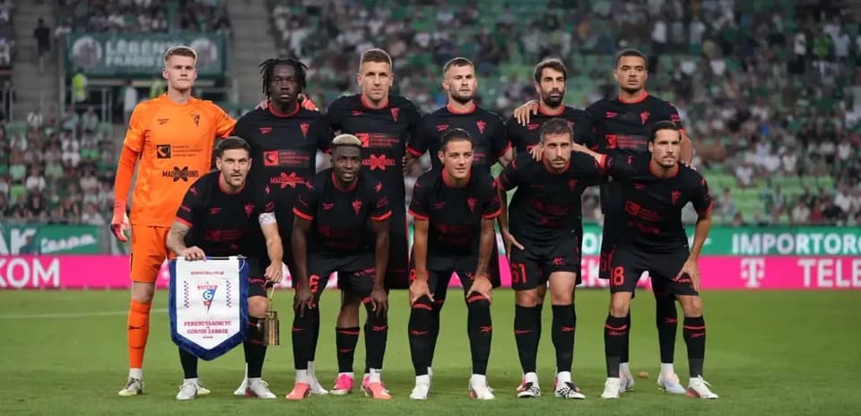 Equipo de fútbol posando antes del partido