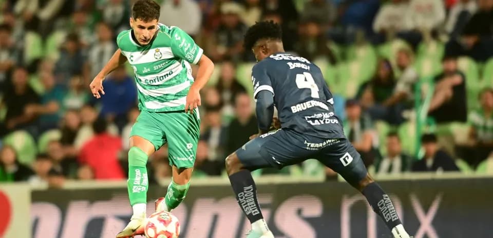 Jugador de Santos Laguna driblando a defensa de Pachuca