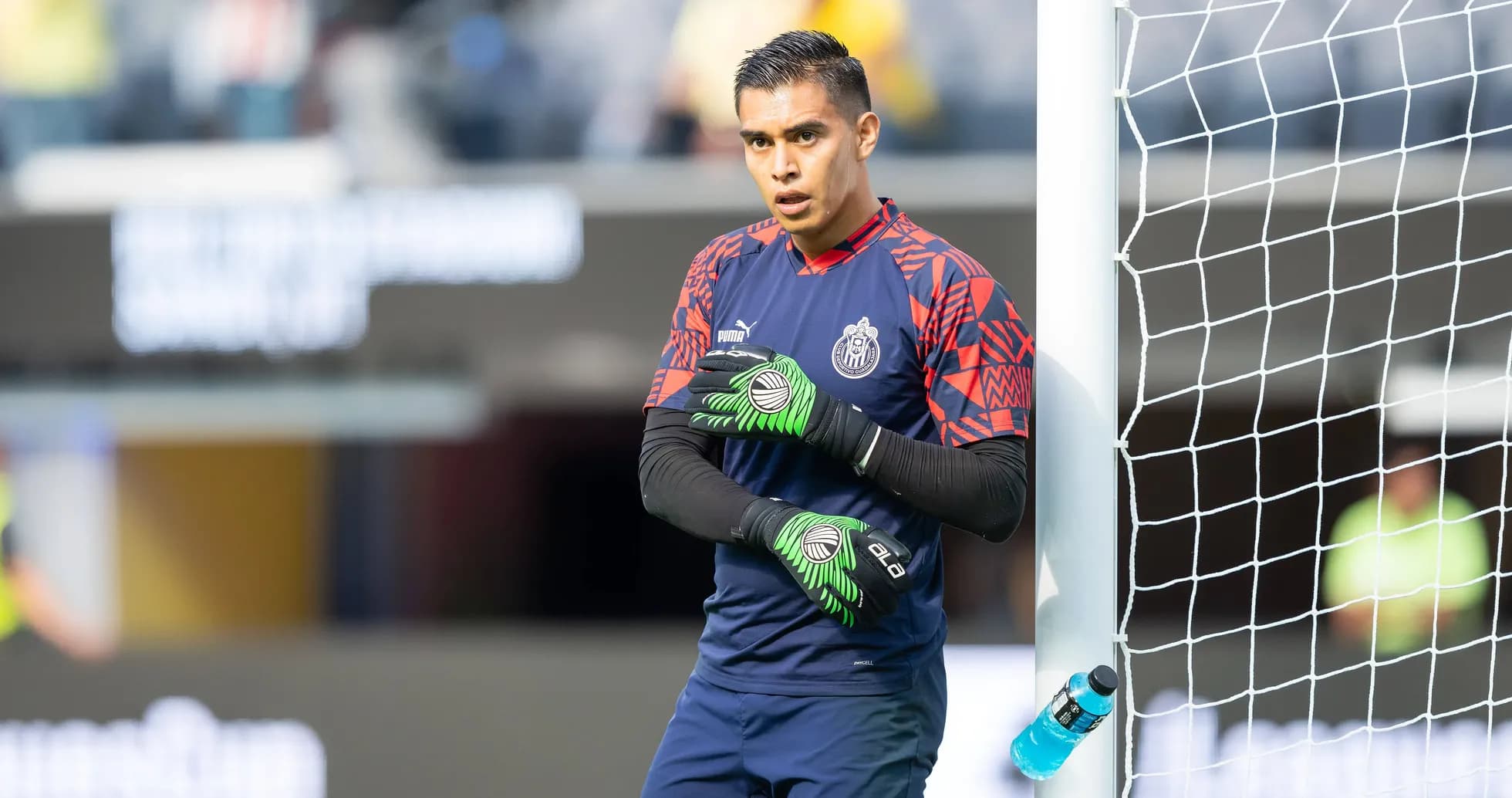 Portero de Chivas en la línea de gol