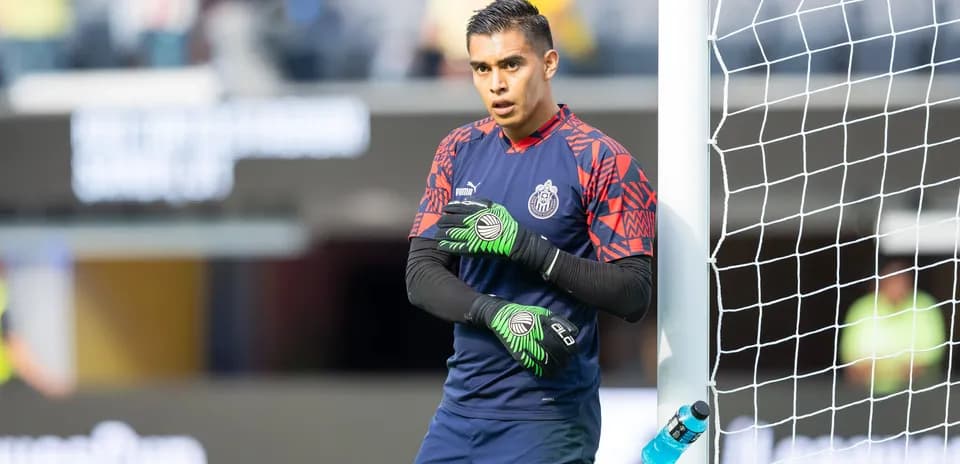 Portero de Chivas en la línea de gol