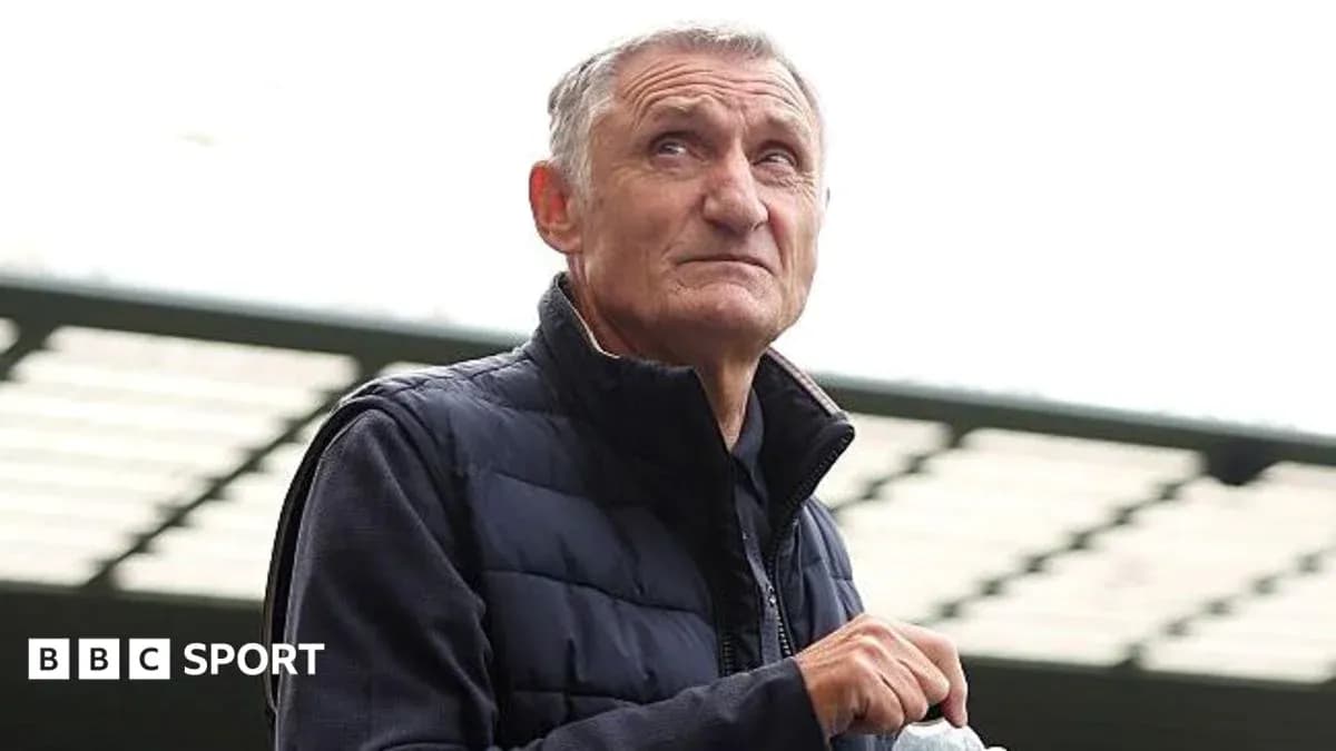 Hombre sosteniendo una botella en el estadio