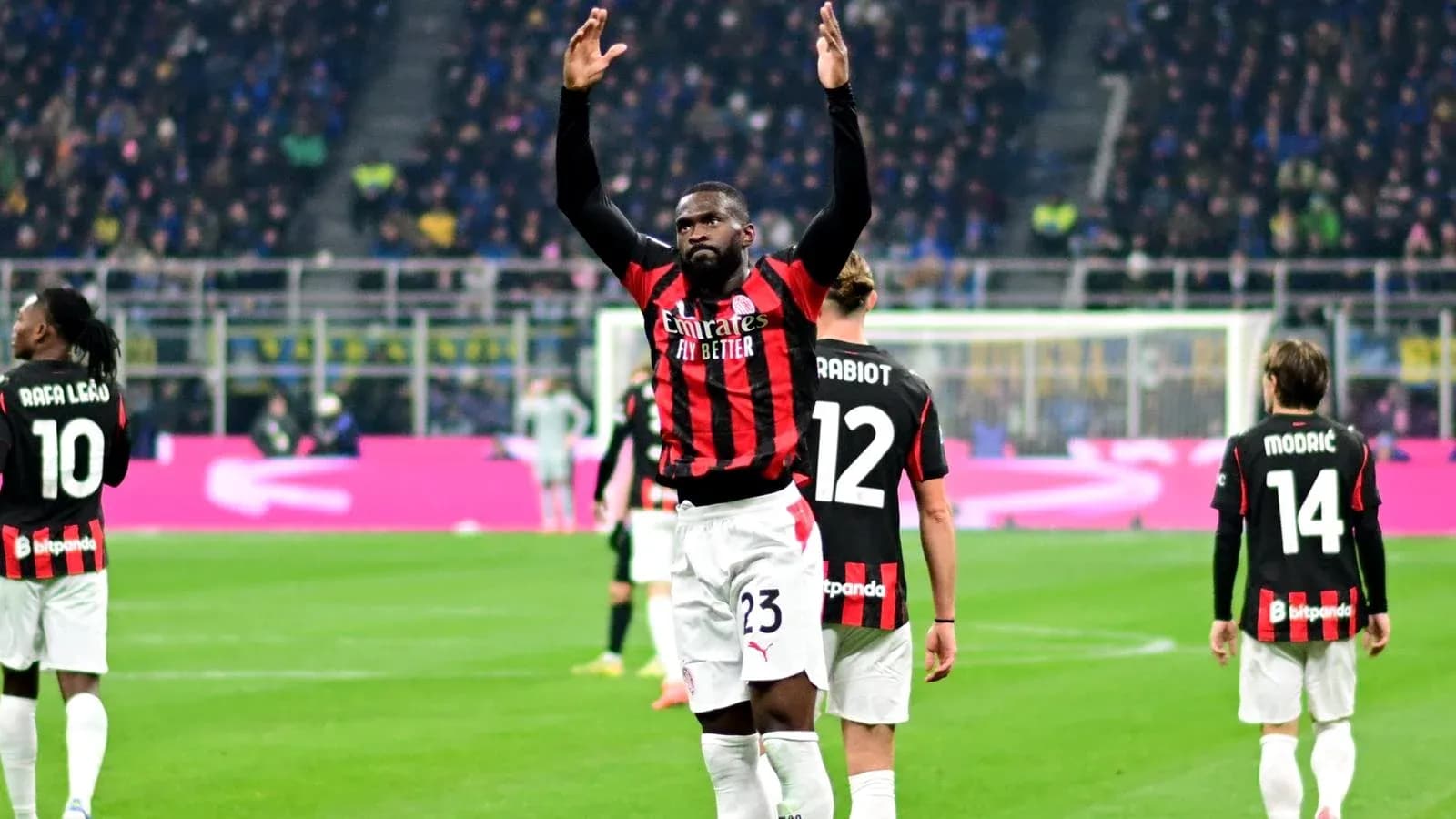 Jugadores de AC Milan en el campo durante el partido