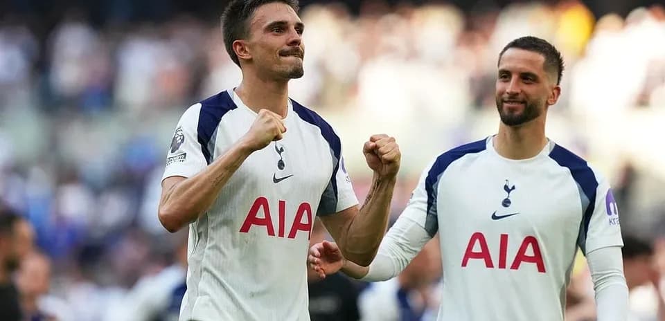 Jugadores de Tottenham celebrando en el partido