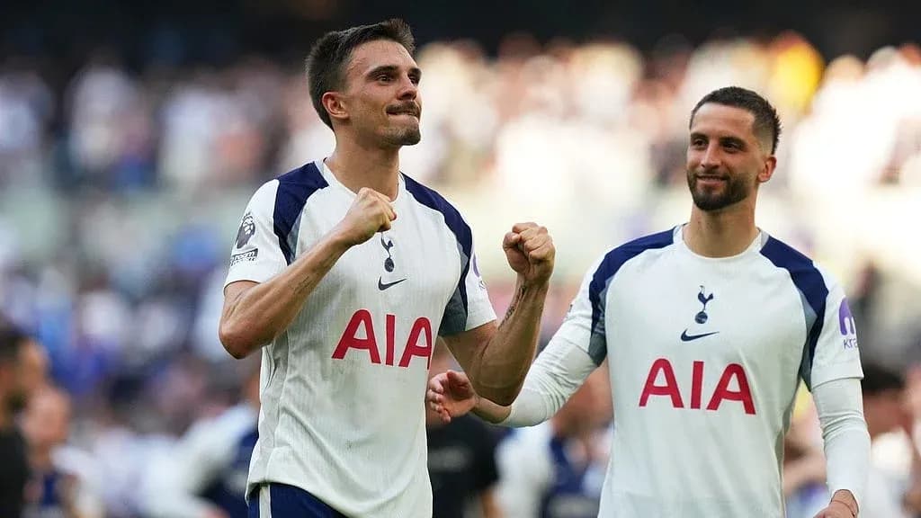 Jugadores de Tottenham celebrando en el partido