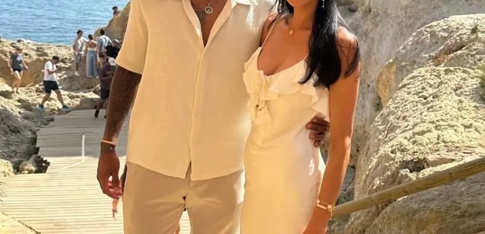 Pareja posando junto a la costa en verano