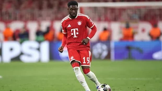 Jugador de Bayern Múnich corriendo con el balón