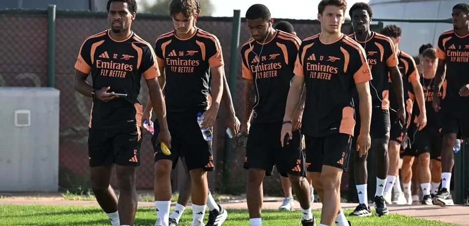 Jugadores de Arsenal llegando a la sesión de entrenamiento