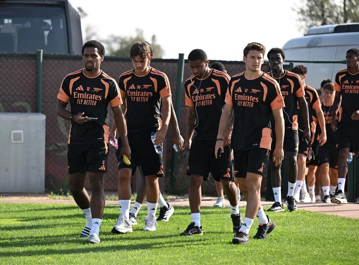 Jugadores de Arsenal llegando a la sesión de entrenamiento