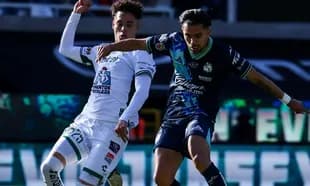 Jugadores de Puebla y León en acción