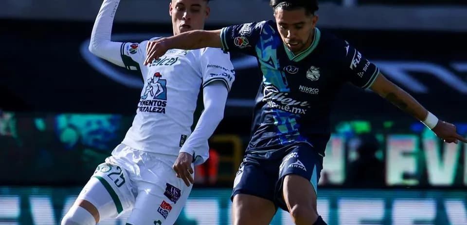 Jugadores de Puebla y León en acción