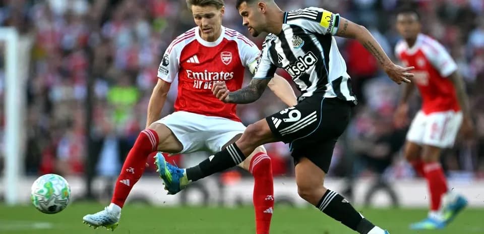 Jugadores de Newcastle y Arsenal luchando por el balón