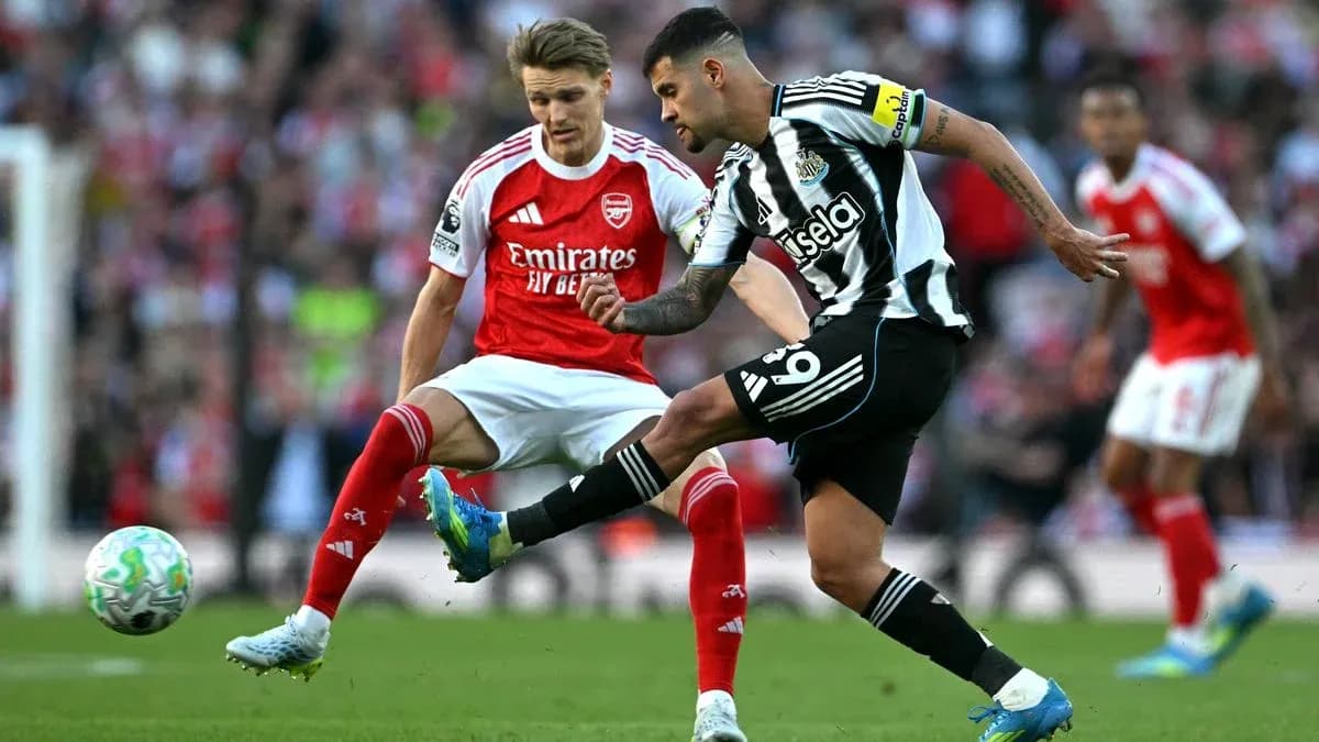 Jugadores de Newcastle y Arsenal luchando por el balón