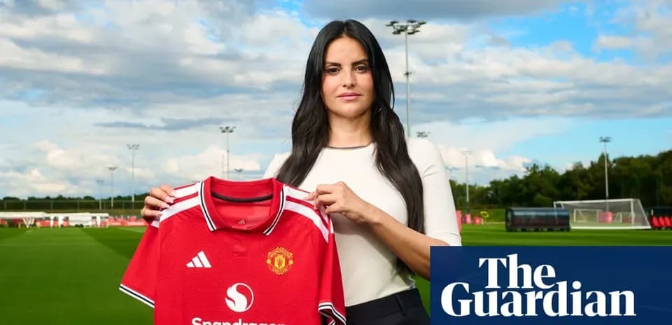 Mujer sosteniendo camiseta de Manchester United en campo